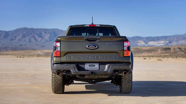 Ford Ranger Raptor 2024: Vista trasera de una camioneta mediana